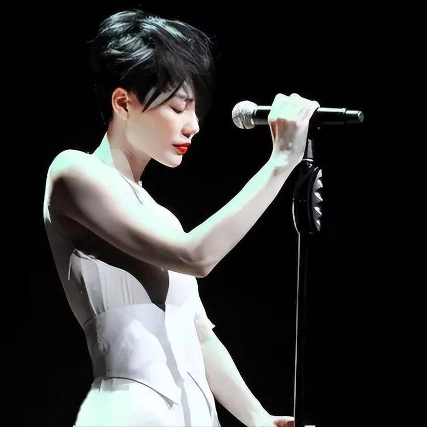 王菲谢霆锋日本回国,王菲用拳头捶男友撒娇,脖子上大疙瘩引热议_爱情