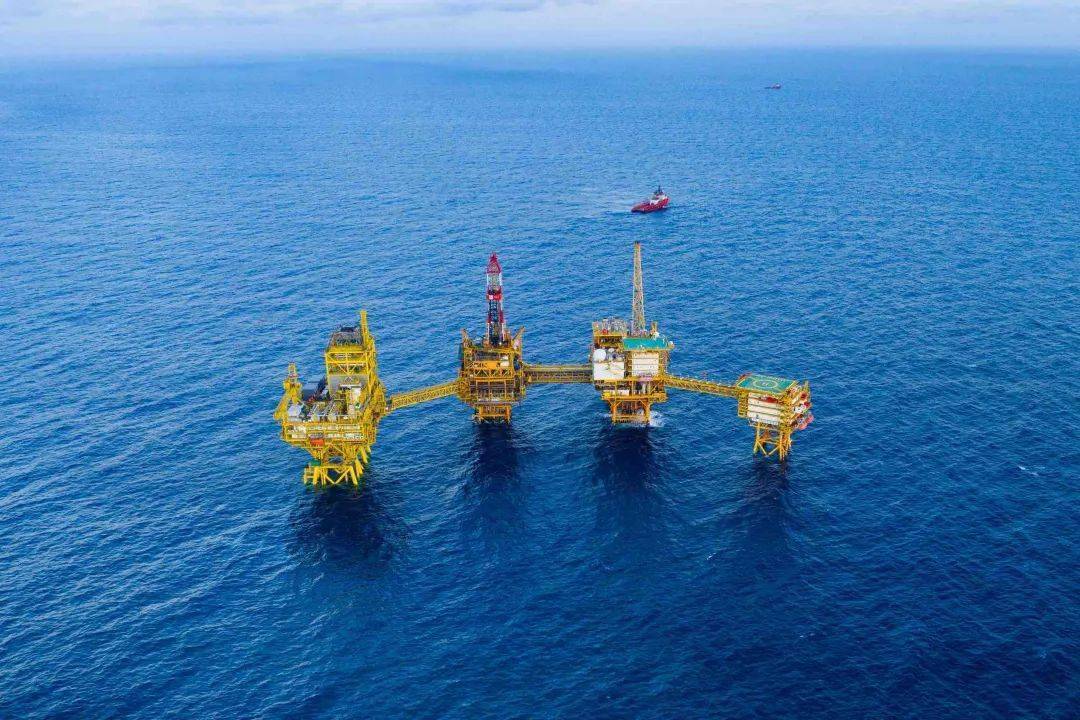 "深海一号"二期综合处理平台安装完成_海上_生产_海域