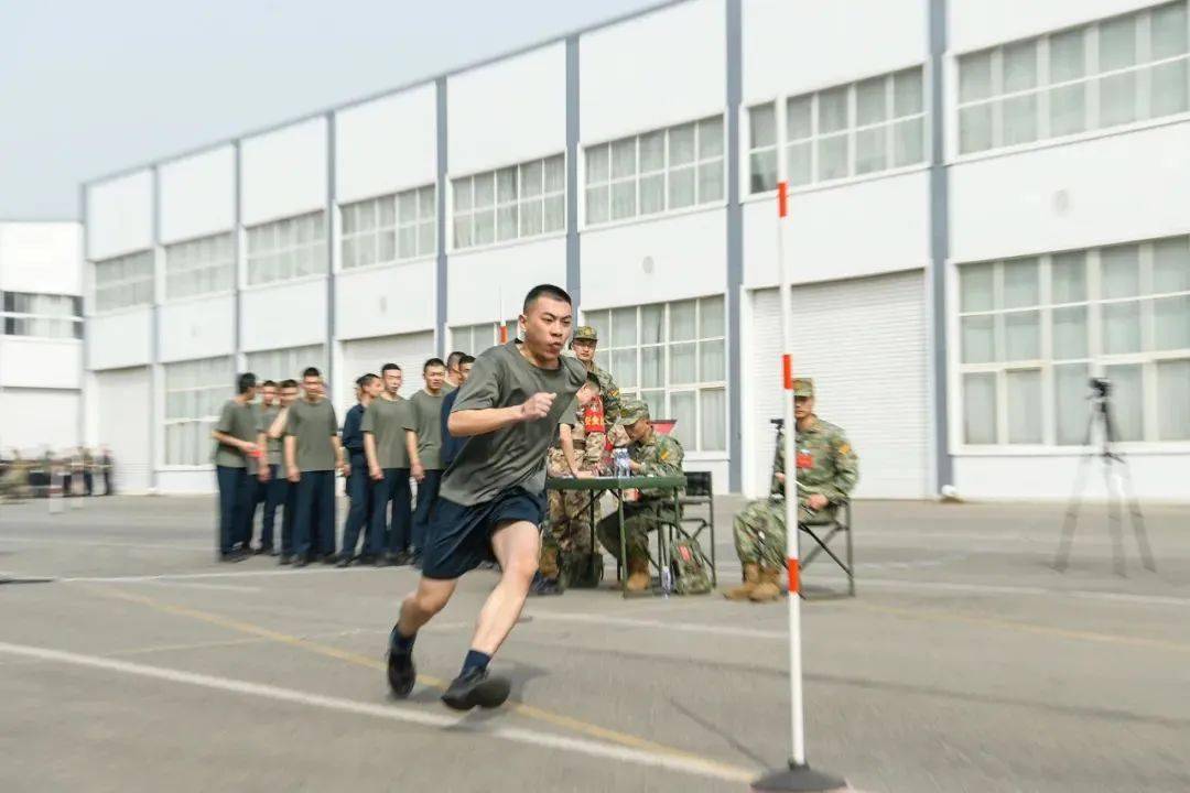 队列,轻武器操作,战术基础动作,体能(3000米跑,30×2蛇形跑,仰卧起坐)