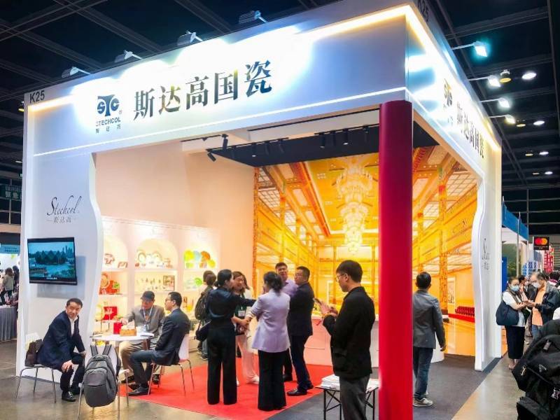 此次展出中,最受瞩目的是人民大会堂金色大厅宴会用瓷《春满园》系列