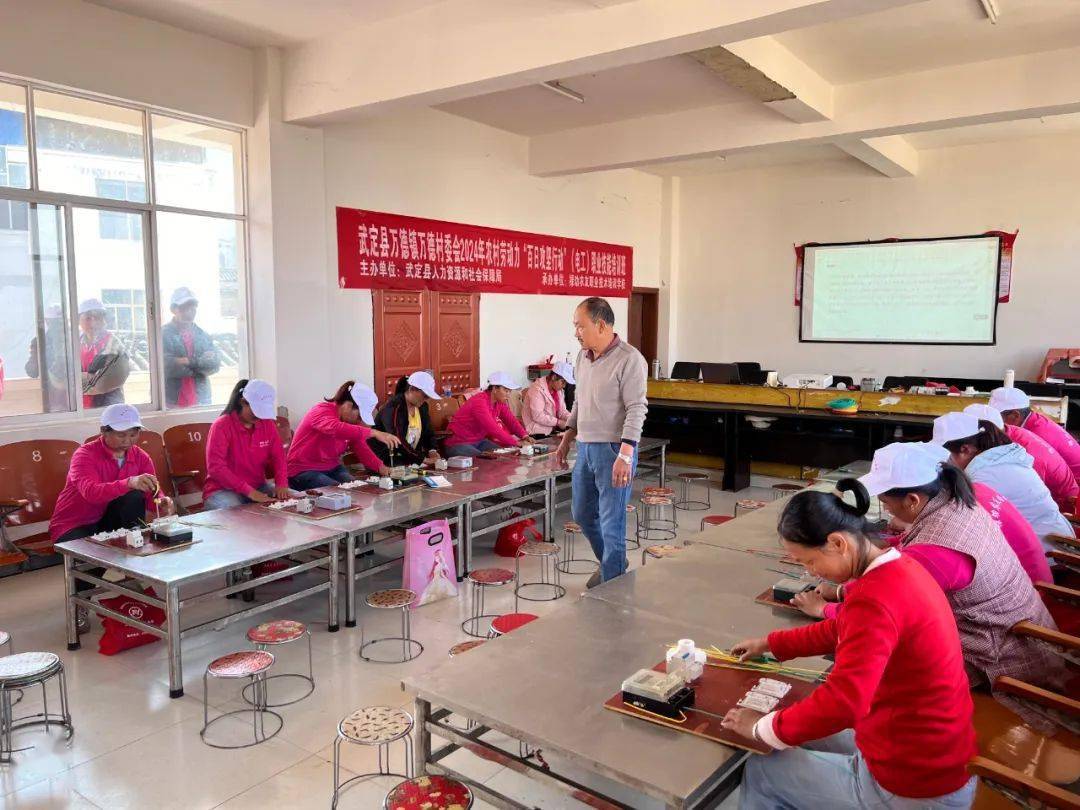 武定县万德镇:电工职业技能培训班拓展群众就业渠道_技术_实际_工具