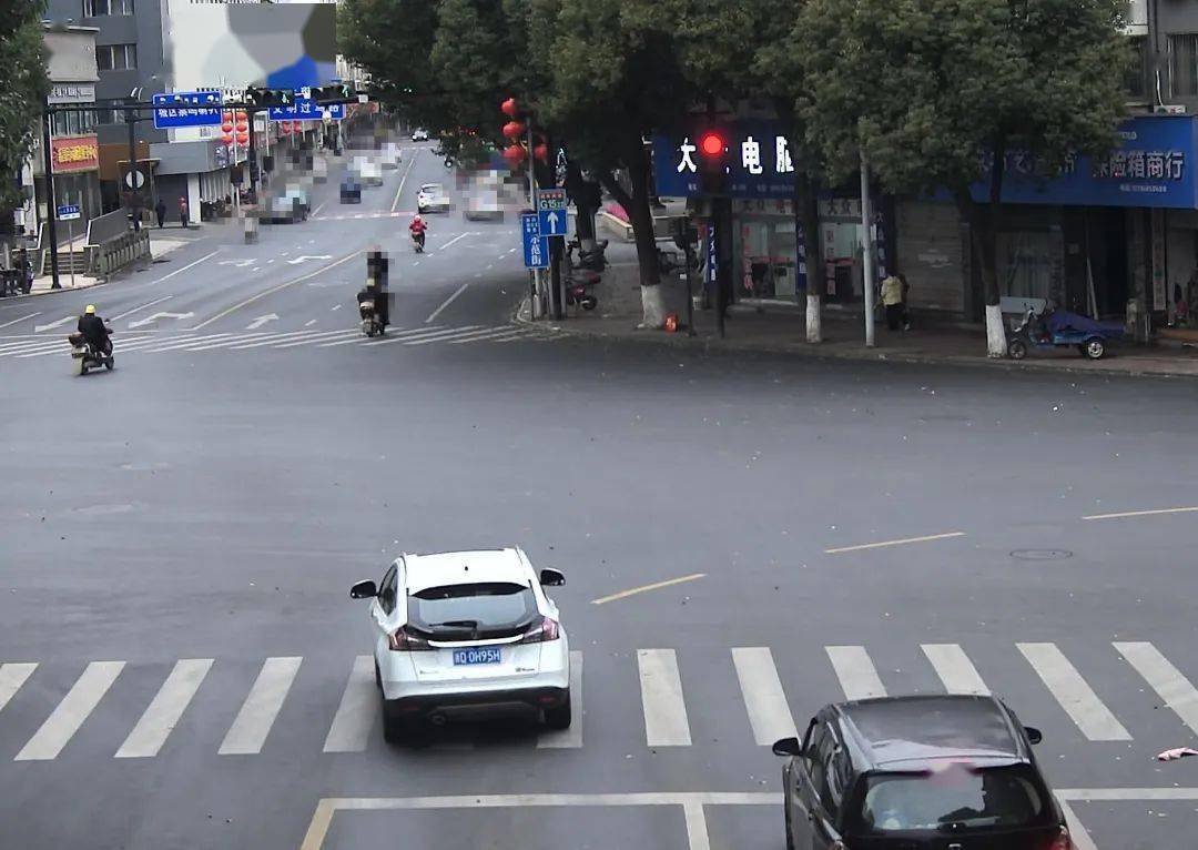 监控抓拍新昌多名司机闯红灯出名了现场车牌照流出