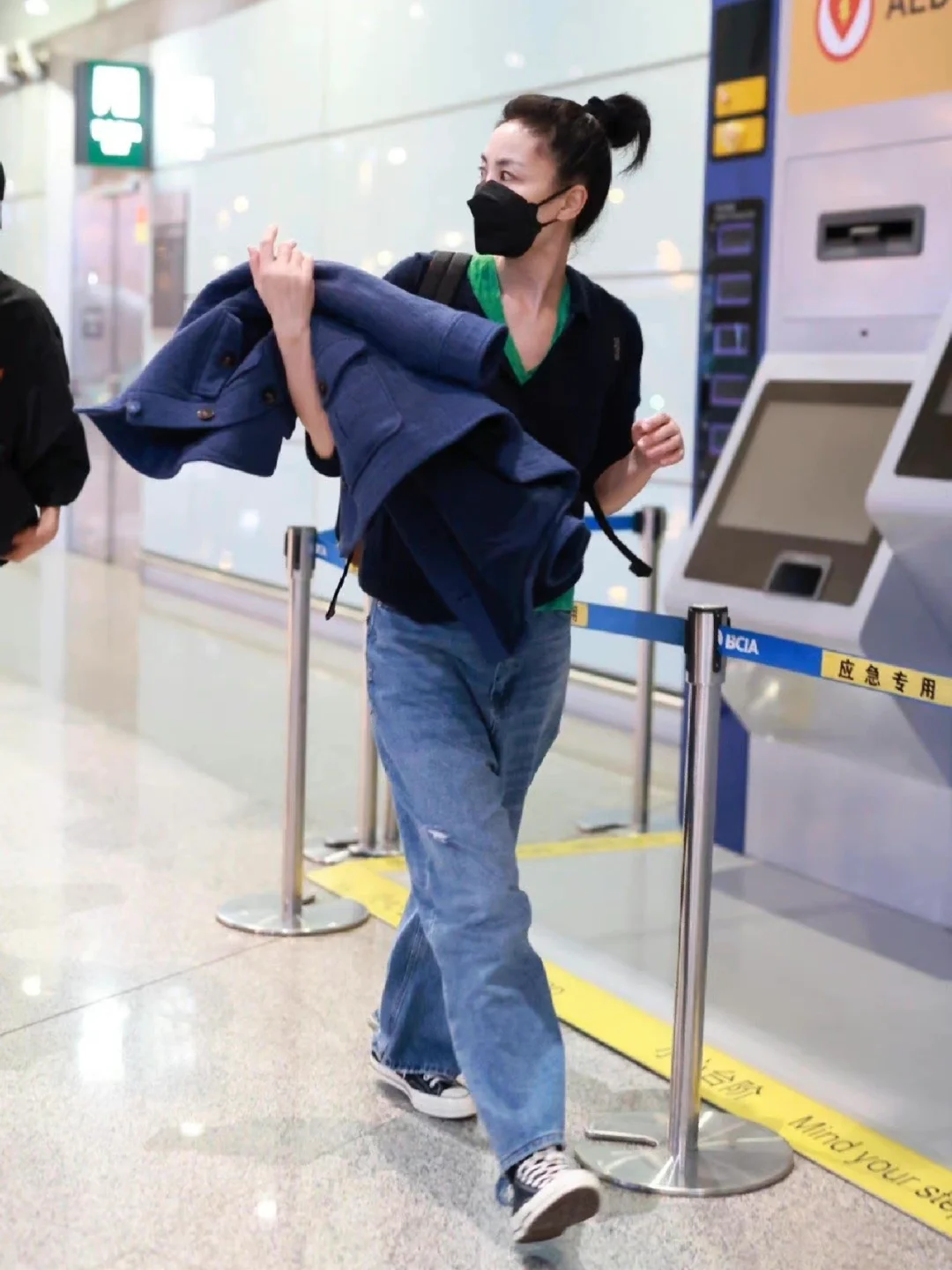 王菲一出现同款帆布包就卖断货,来看看这几年她都在穿什么小众品牌_se