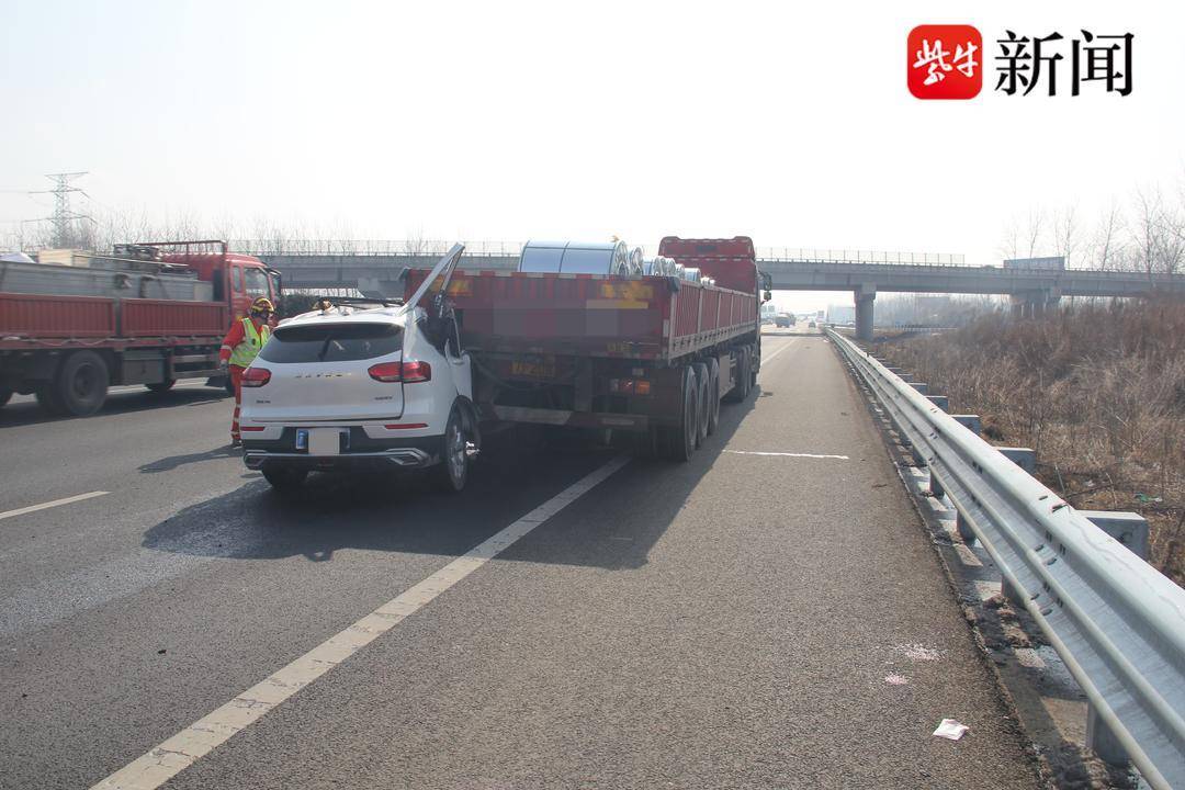 【视频】 小车驾驶员打盹,高速上直接撞上大货车_宿迁_白色_车辆