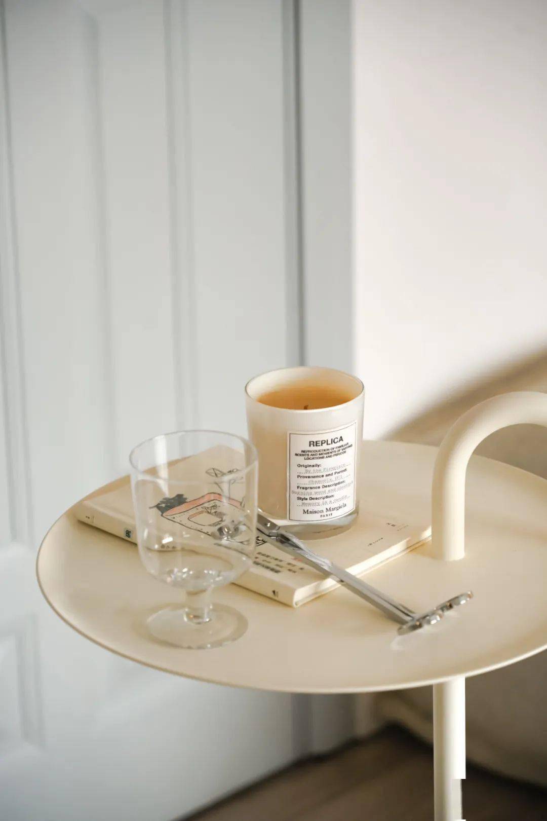 日常放个水杯ipad遥控器完全ok,再加点小零食也是很好的摆拍道具.