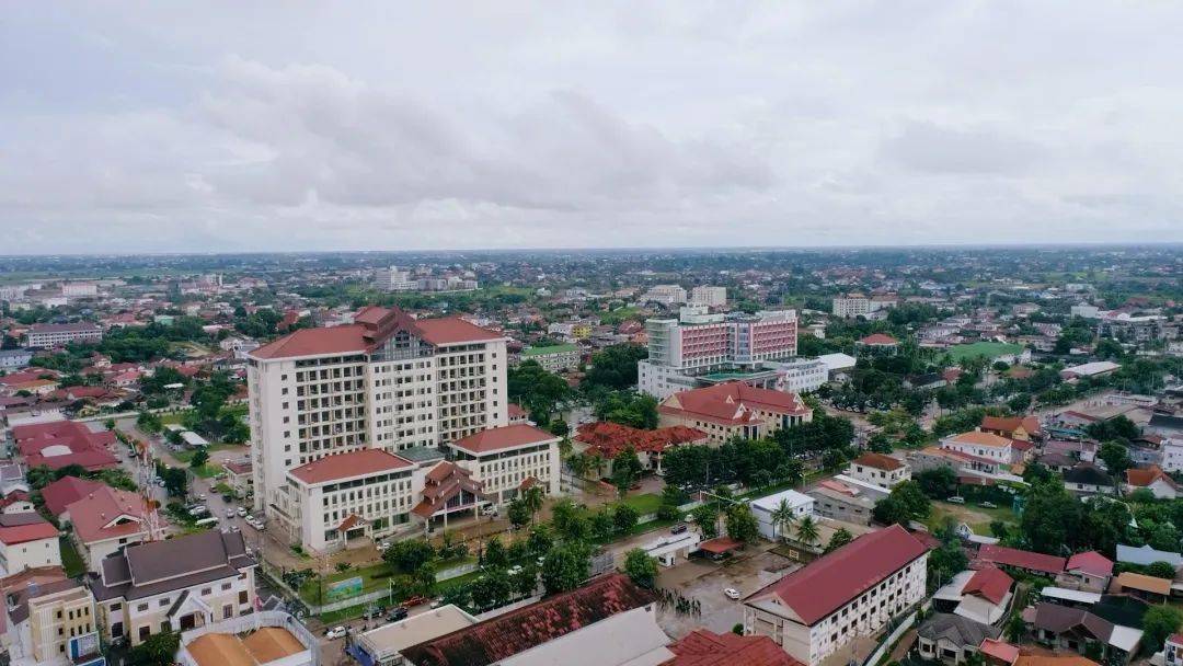 图据第十批援老挝医疗专家组组长王福利介绍,老挝的医疗条件比较落后