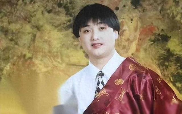 洛桑,一个出生在四川边陲小镇的藏族人,从小展现出异于常人的口才和