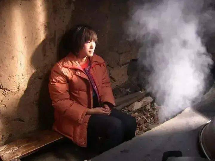 女博士被同学卖给大山老光棍做媳妇,被未婚夫救出复仇后,带着两个孩子