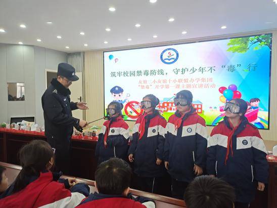 2月29日,包头市昆都仑区公安分局禁毒大队联合黄河西路派出所,走进