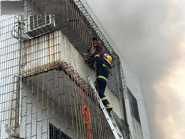 分,广东珠海市金湾区南水镇一幢3层自建房一楼后院泡沫彩钢板搭棚起火