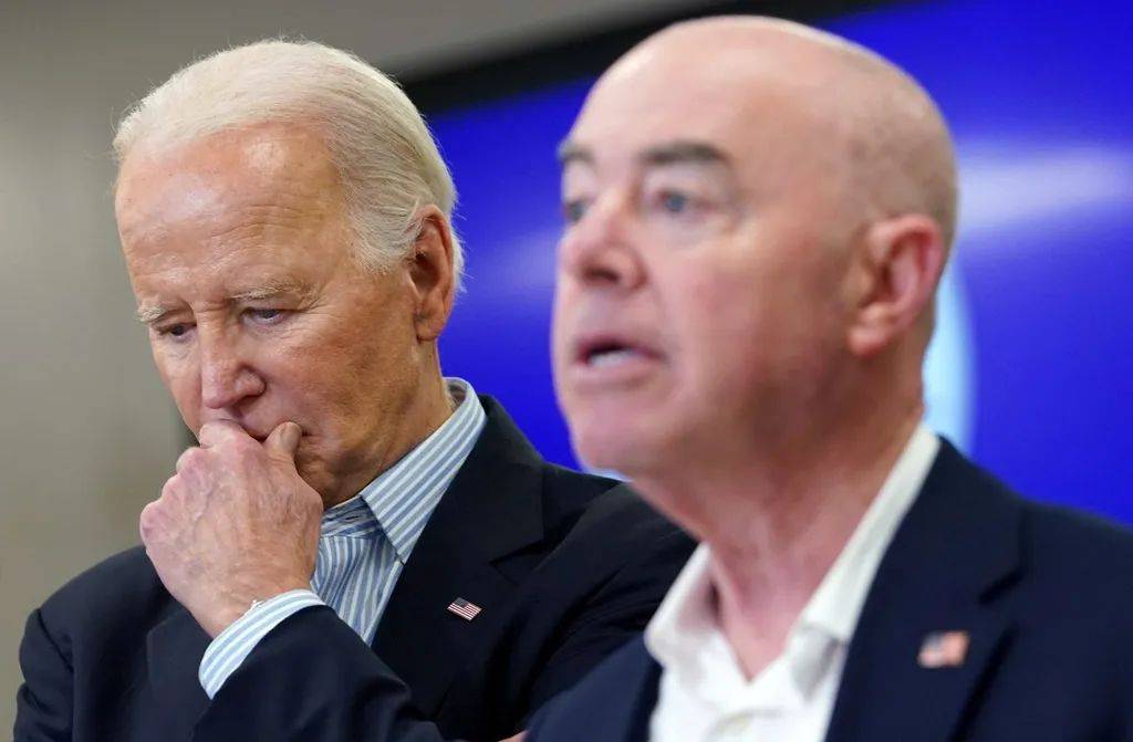 隔了约300英里,拜登和特朗普互呛_移民_问题_访问