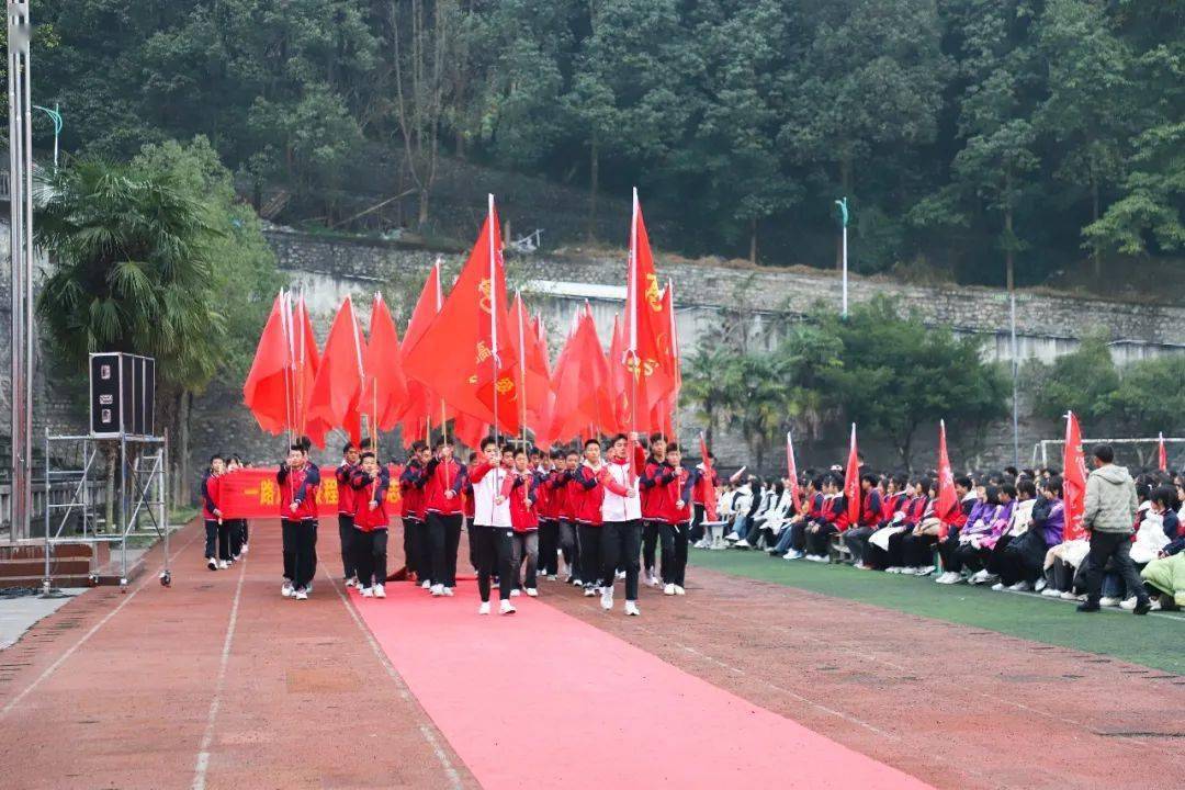 横幅方队入场拉开序幕在雄壮的国歌声和嘹亮的校歌声中誓师大会开启了