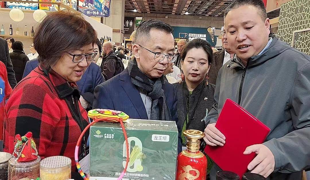凡尔赛门展览中心呢,给前来参观的人们推介我们龙王坝村的枸杞,红酒