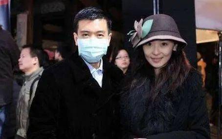 洪天照是洪金宝的儿子.他是李曼的丈夫.现在他们的关系很好.