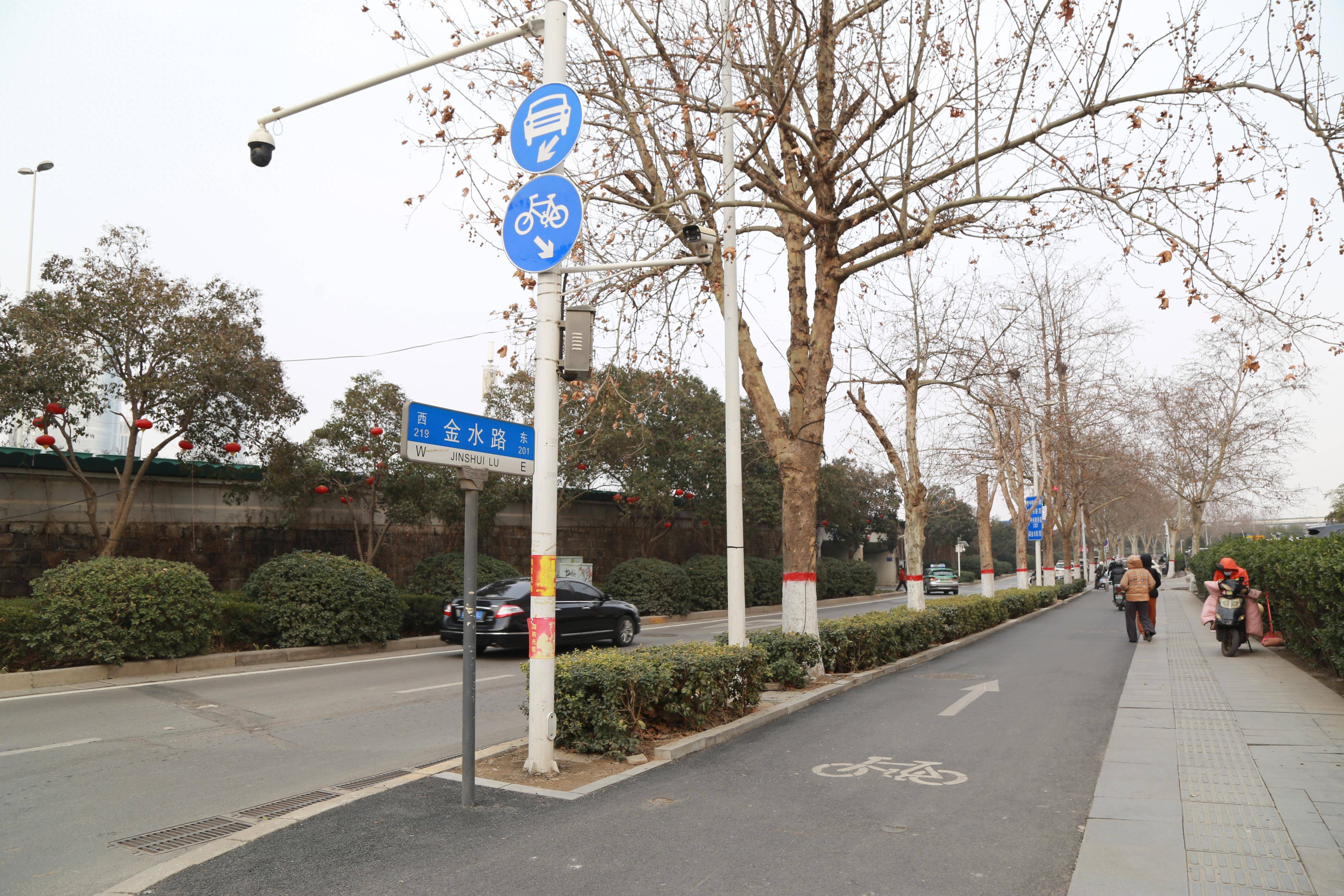 金水路一路口西向东方向增加一条机动车道