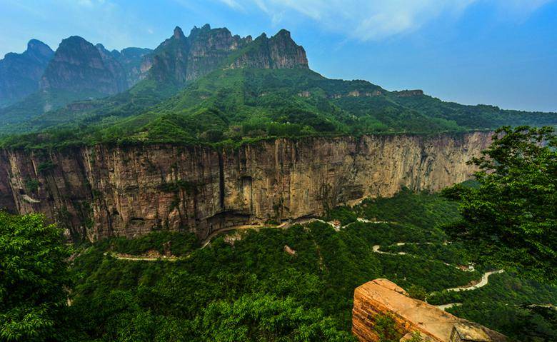 郭亮村地处山西和河南两省交界处的密林山中.