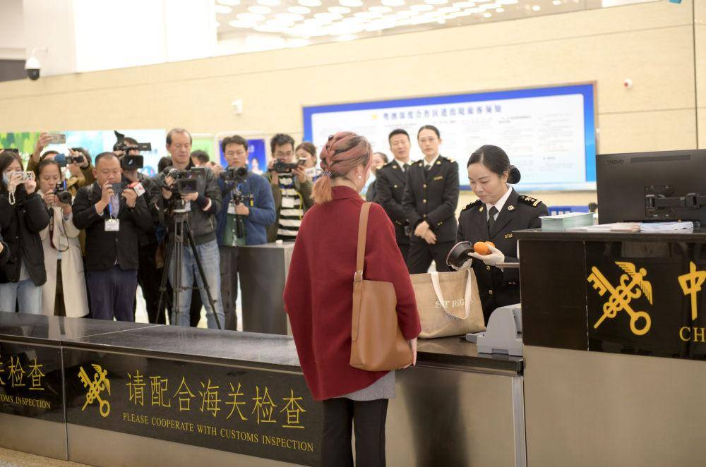 3月1日,横琴口岸海关工作人员对澳门市民程曦的行李进行查验.