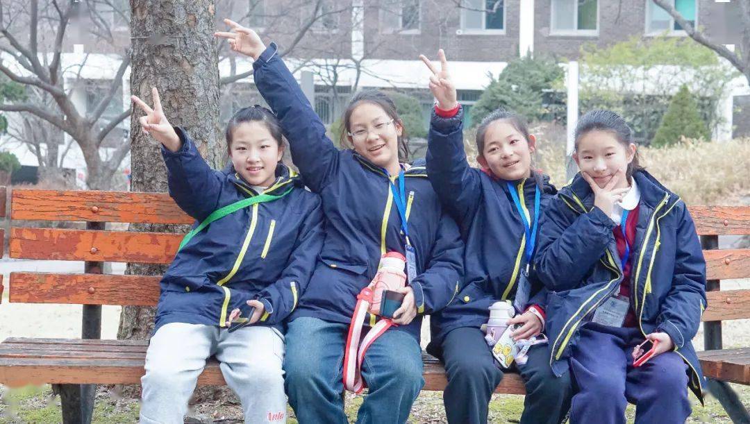 首尔大学掩映在群山环抱之中,在导师的带领下,研学团参访了韩国顶尖