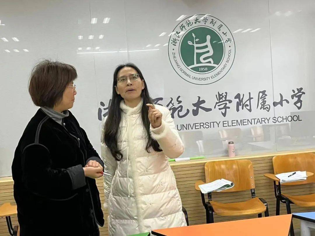 两位老师带来两节不同的课型,一节以设计应用为主,一节以书法习字为主