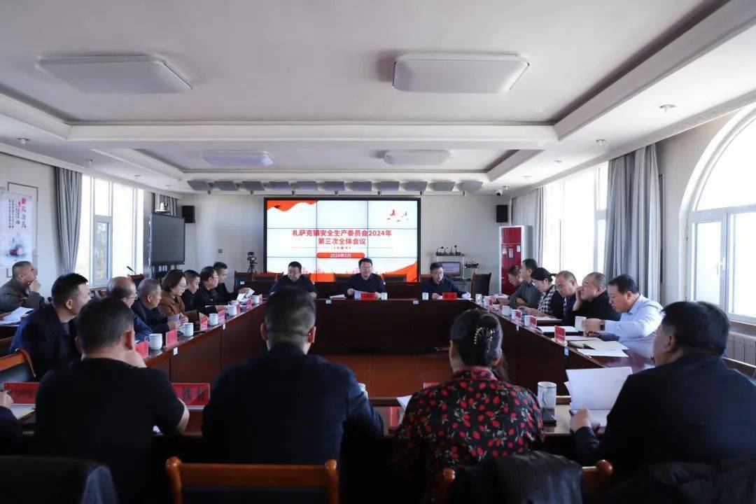 会上,政府副镇长刘海东通报了近期消防安全事故,传达学习旗安委会第三