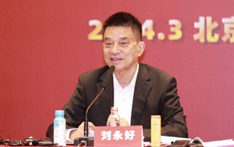 全国政协委员刘永好利用低谷期磨刀有利于更好地砍柴两会声音