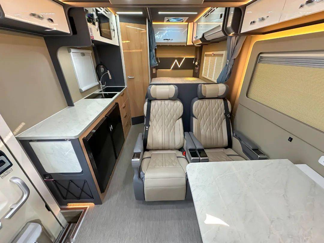 16 北京房车展丨新星依途t600旗舰款 全铝车身 双航空座椅布局 精致