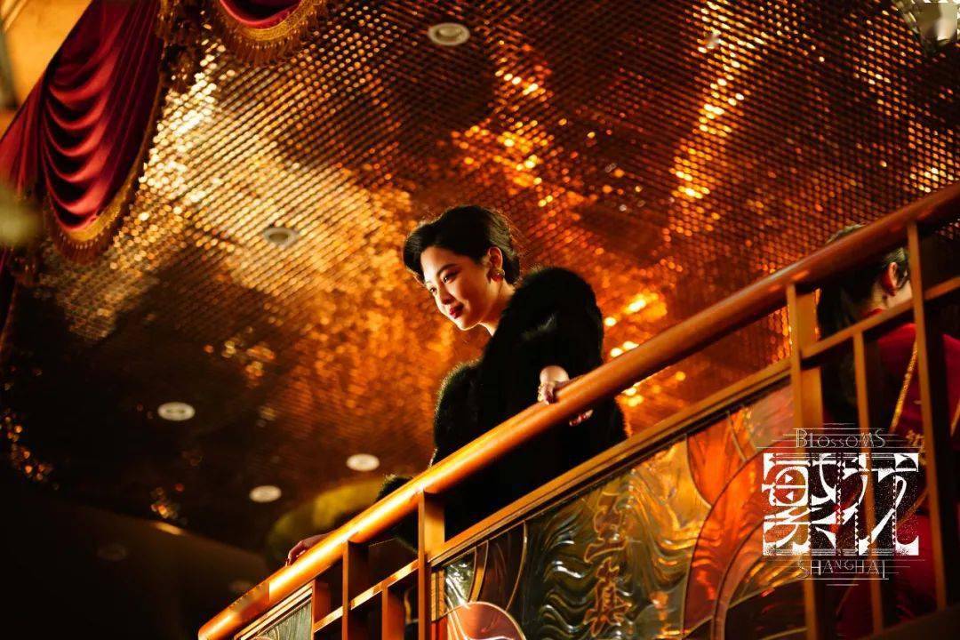 电视剧《繁花》剧照李李手下的潘经理,深谙老板娘和她的客人宝总的