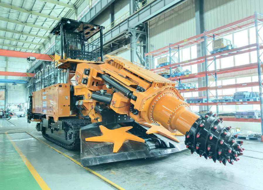 我区"世界最大纵轴悬臂掘进机在新乡下线"入选2023年度新乡十大新闻