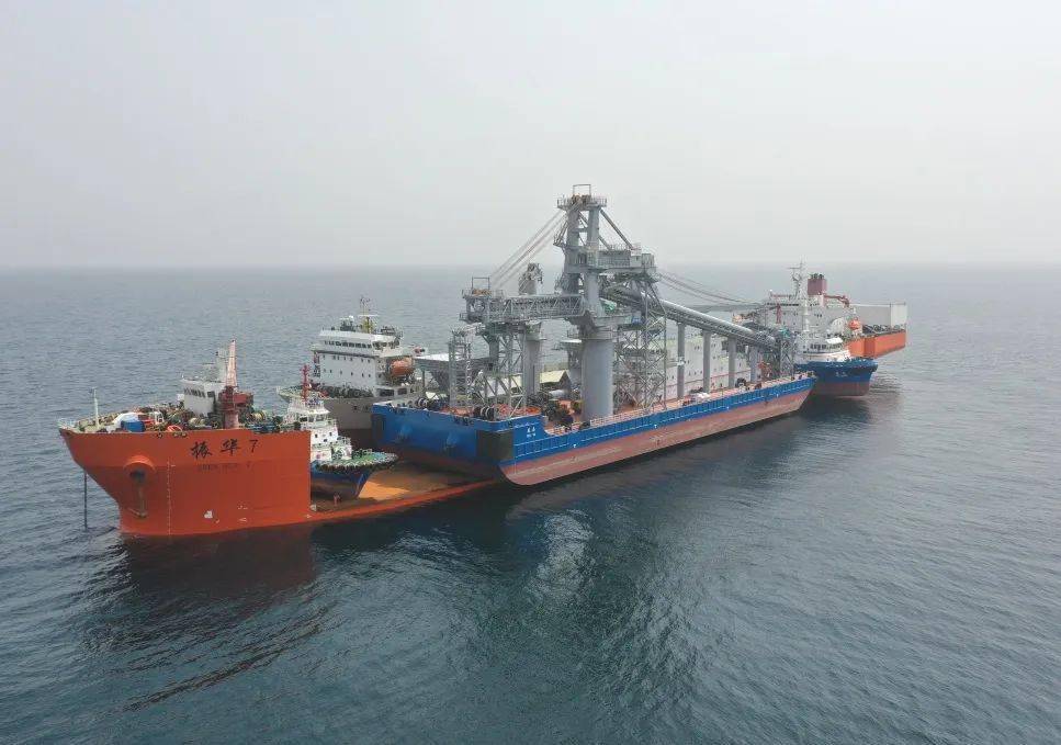 振华7轮完成几内亚4艘工程船半潜浮卸作业