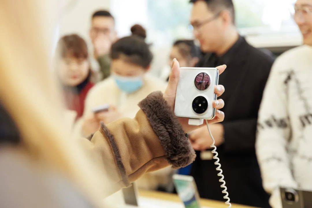 华为pocket 2开售首日,苏州掀起排队抢购热潮!_支持_用户_机身