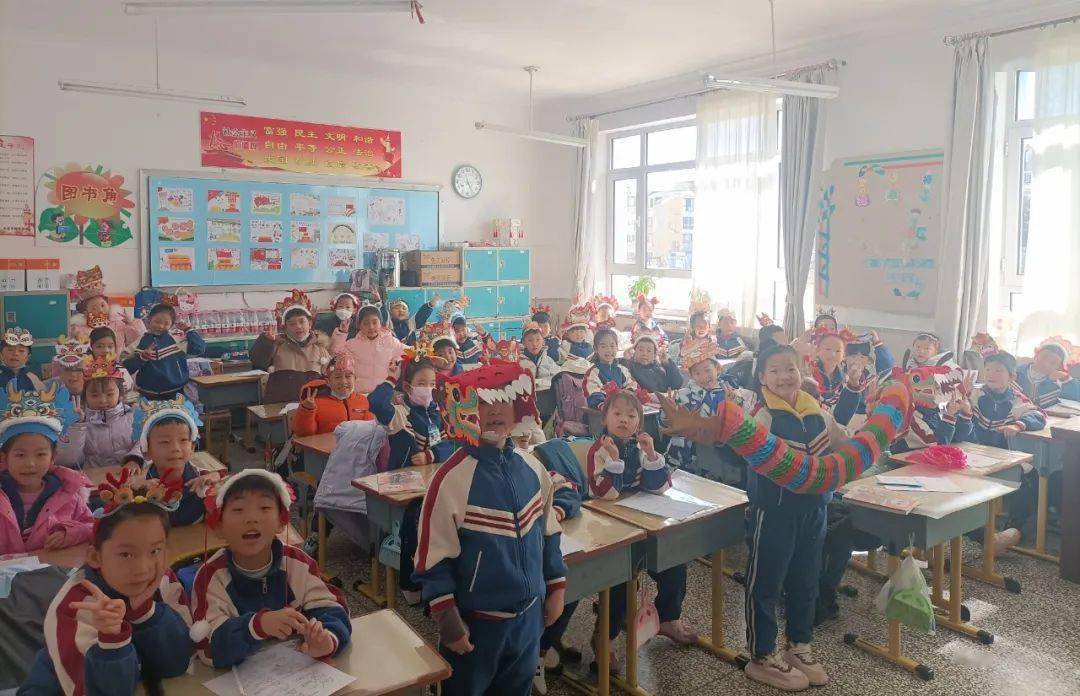 旅顺经济开发区中心小学旅顺经济开发区中心小学全校师生相聚操场