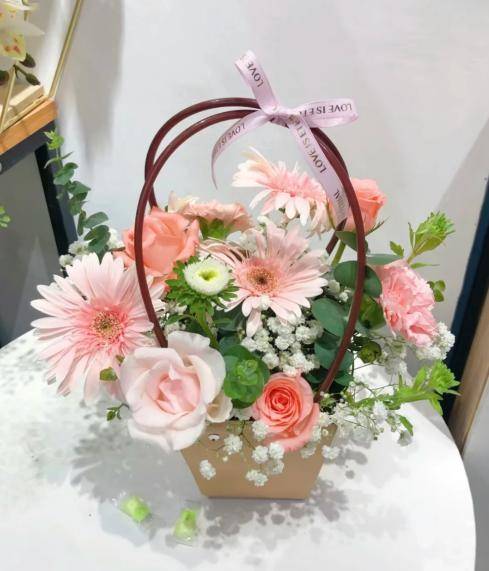 插花半晌,静嗅花的芬芳,轻摘生活中的诗意~插花主讲作品:手提花篮课程