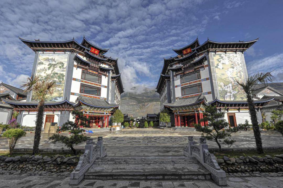 新华银器小镇坐落于鹤庆坝子西北角,凤凰山下的白族村落——新华村,是