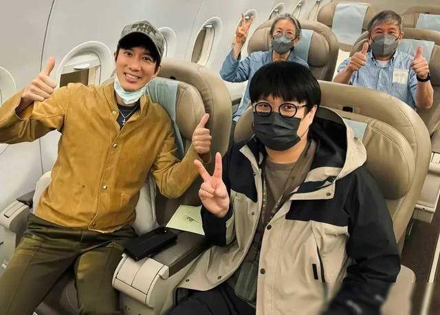 王力宏携父母三亚度假,一家人同框彰显书卷气息,早餐曝光尽显家_毕业