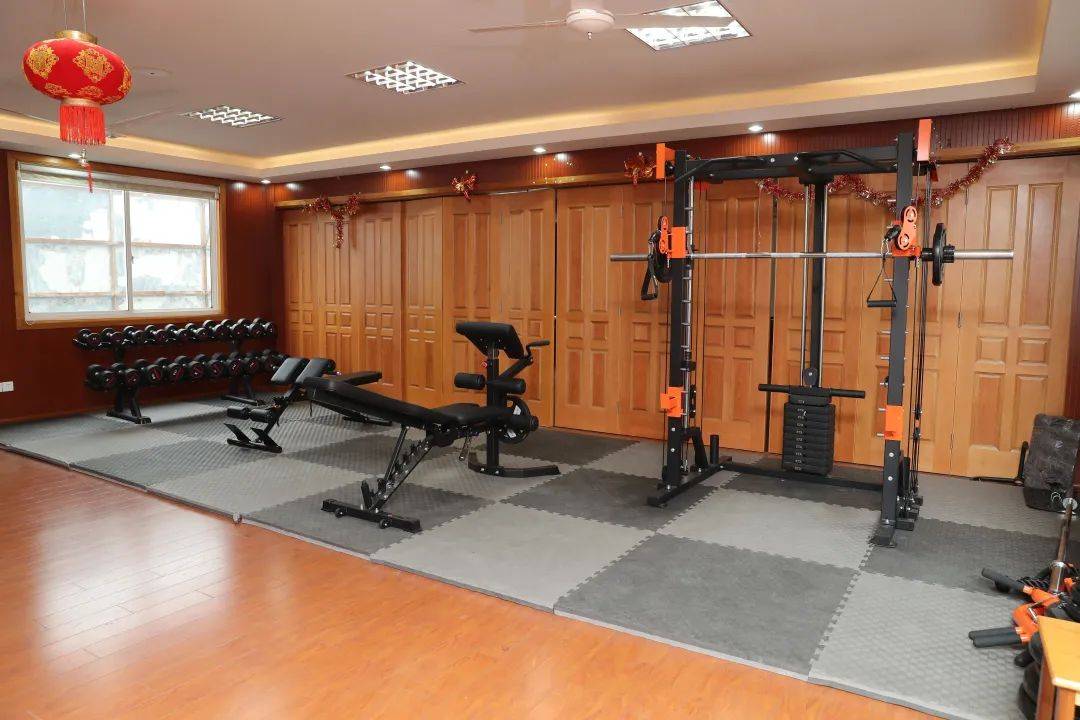 社区医院里开了间免费健身房这儿专业便捷热辣滚烫