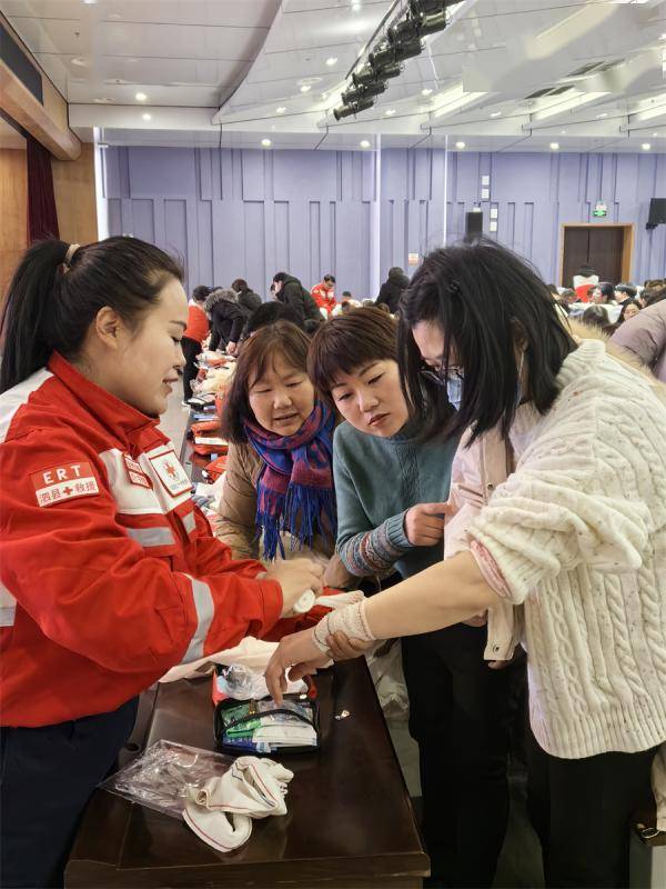 泗县教体局联合县红十字会开展救护员培训活动