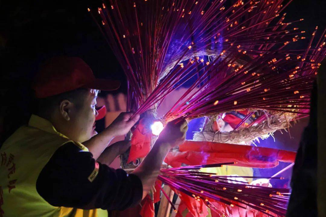 元宵节晚上,村民舞着草龙到山上祖坟旁请香,将龙的全身播满香火,下山