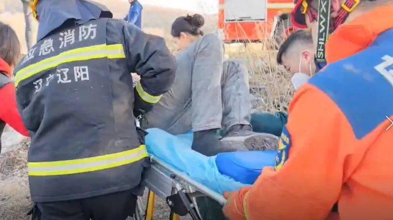 事发辽阳满载石子的大货车侧翻司机危在旦夕