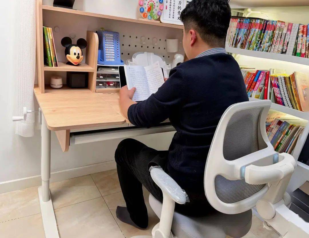 我家老父亲亲试了一下,升到高档位,173 cm 的他用起来腿部空间也也