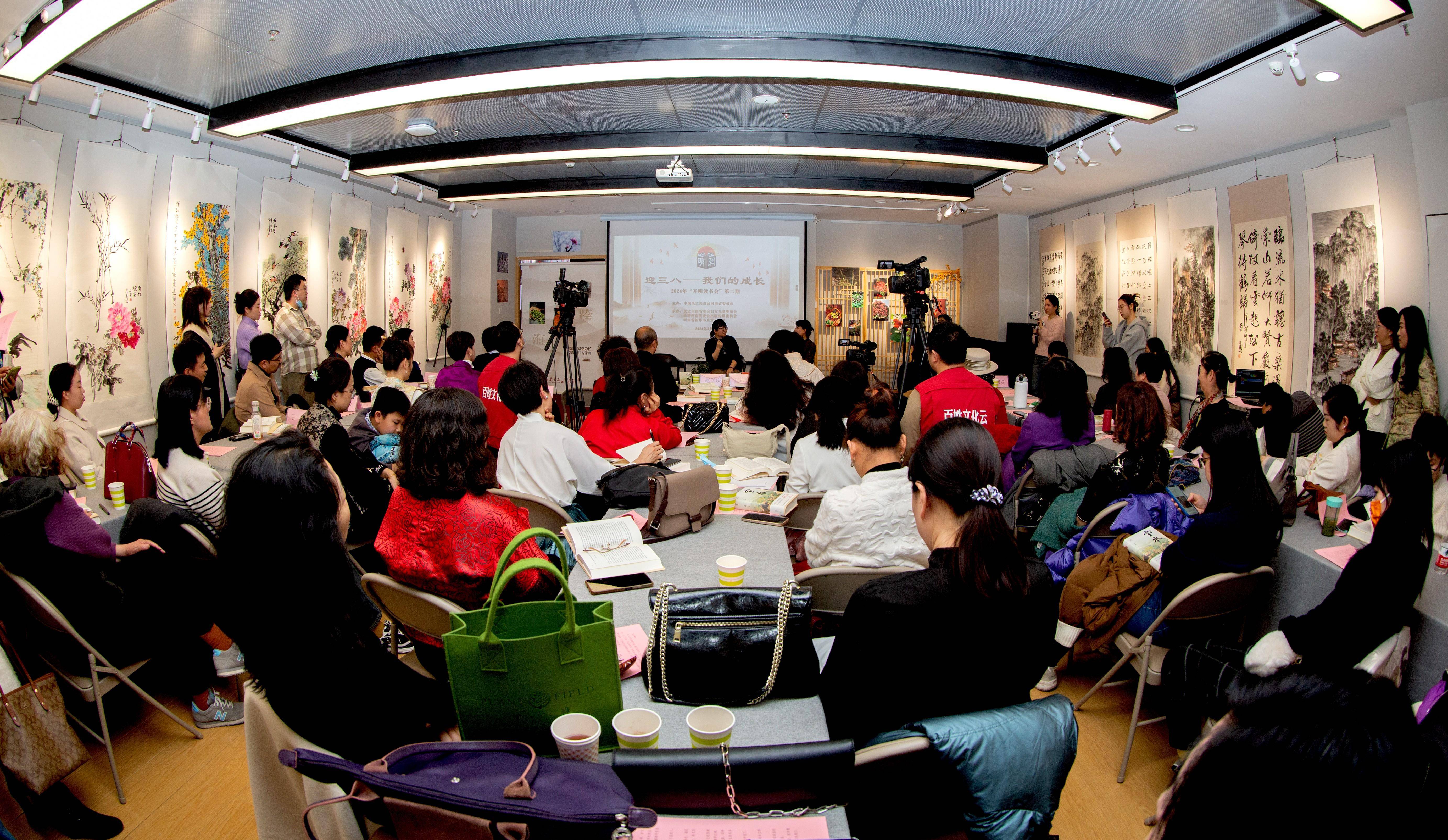 河南广播电视台资深主持人秦利担任读书会主持人.