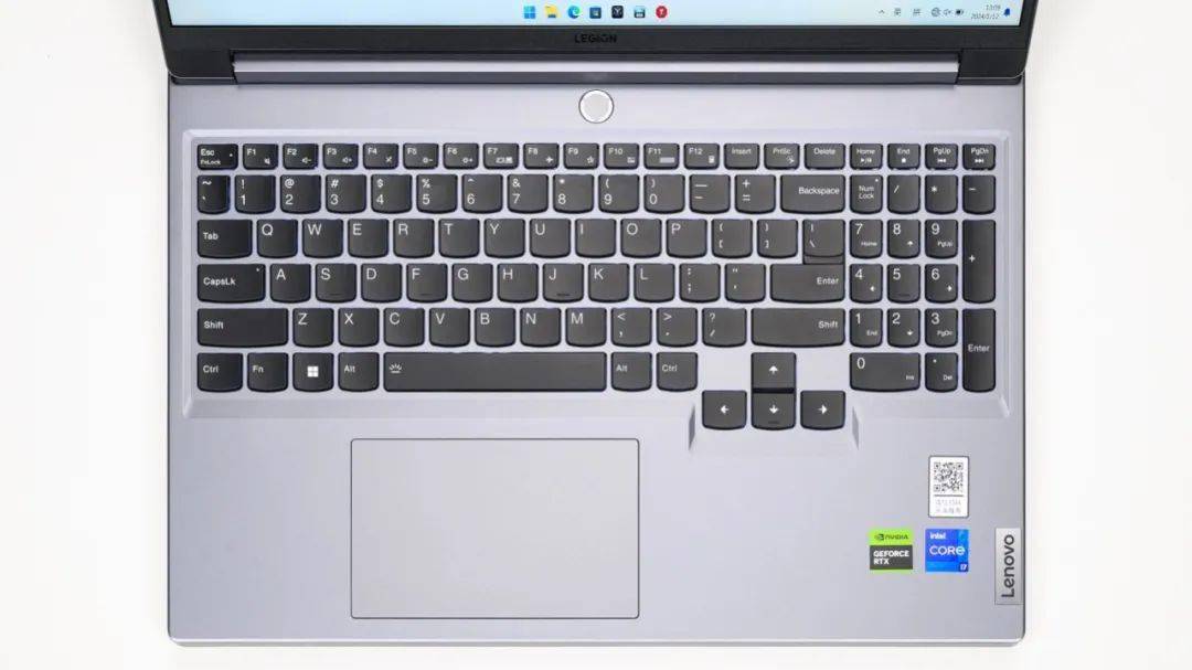 测试机的固态硬盘容量为1tb,型号是忆联am6a1,支持pcie 4.