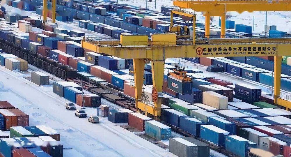 年首列中欧班列——"渝新欧"班列经阿拉山口口岸出境以来,"郑新欧","