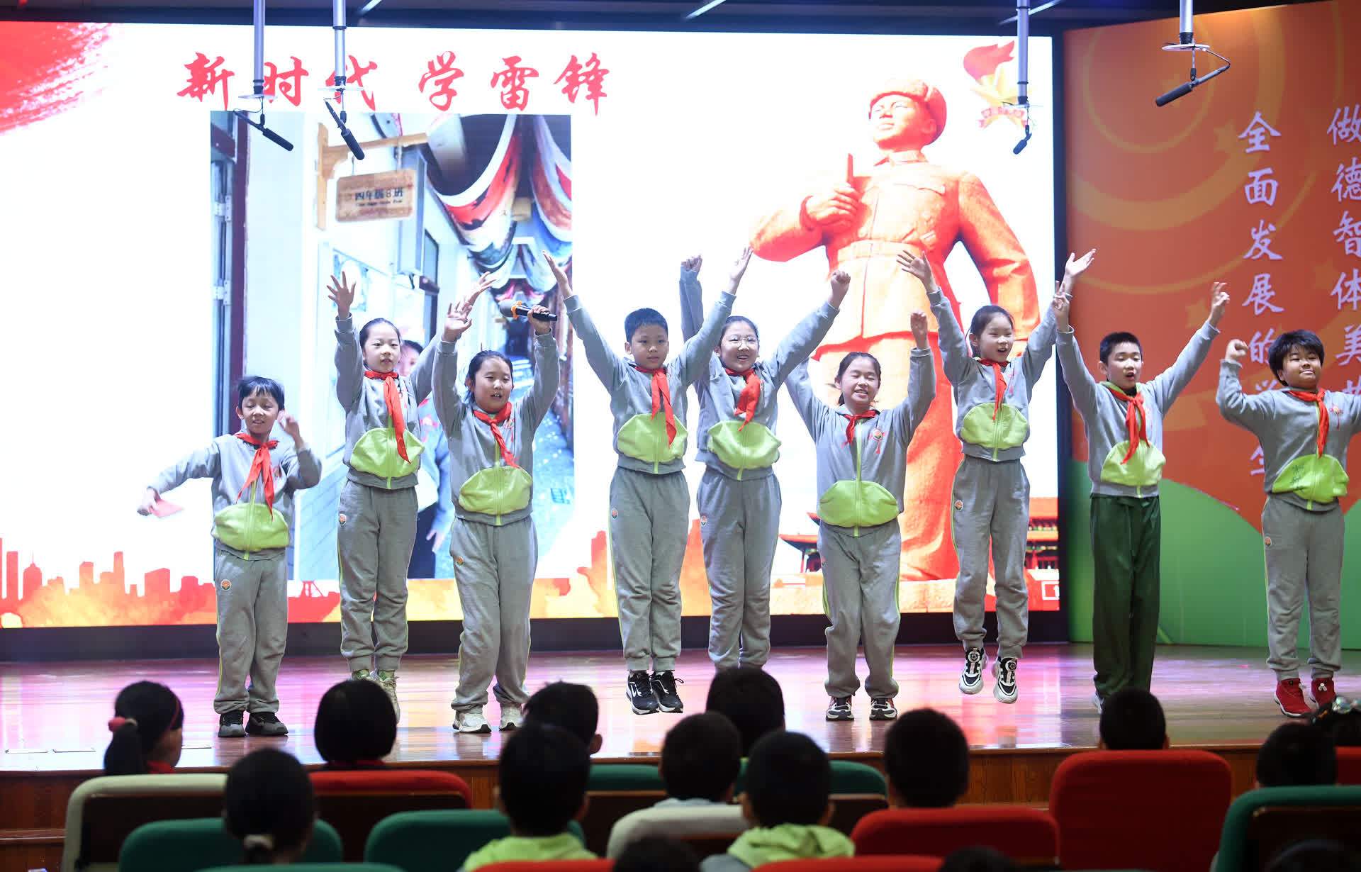 与"雷锋叔叔"对话,北京光明小学举行学雷锋主题活动_国旗_纪念日_信念