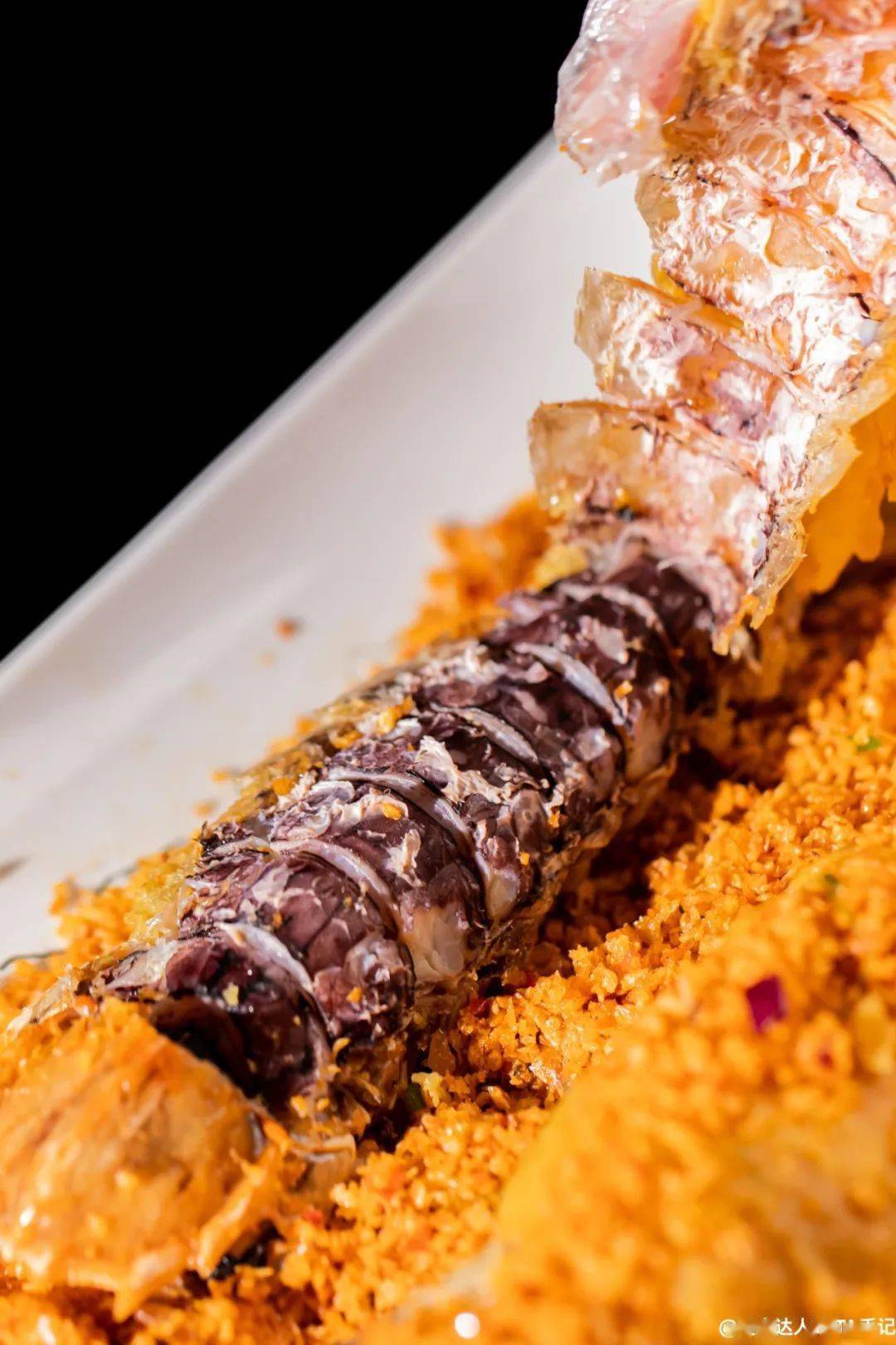 这道菜严选泰国富贵虾,吃起来蒜蓉和海鲜味相融合,炸至外脆内嫩,诱人