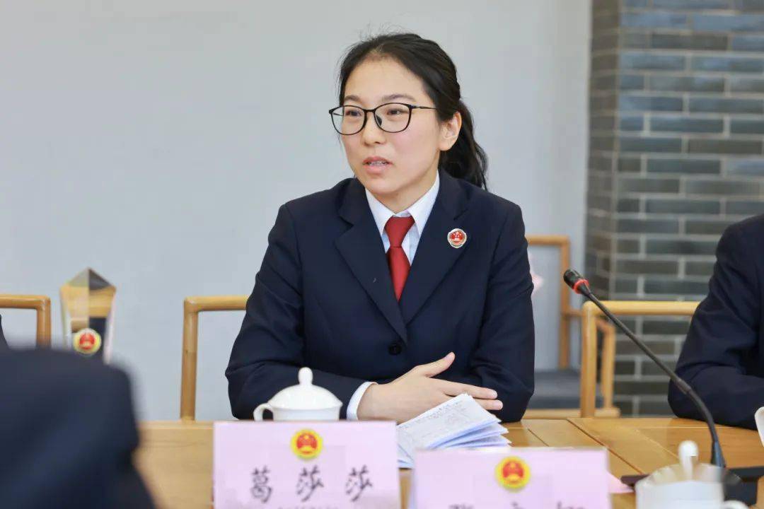 向全省冠军李晓燕献花