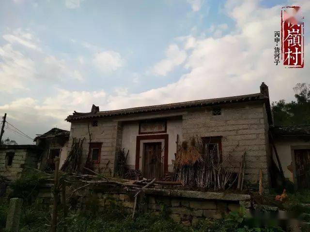 三房汝春公系:明朝末年,七世勋寰公,弼朝公兄弟迁居埔心寨建楼定居