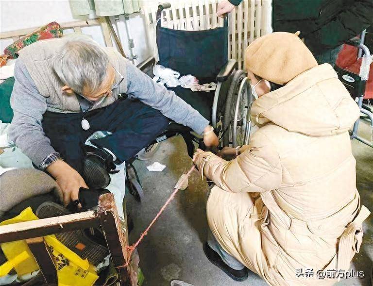 孤残老人轮椅损坏 西安桃园一坊社区多方求助修"好老伙计"_何英_维修