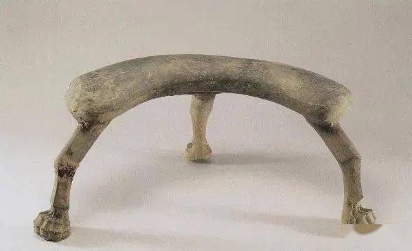 贯穿老君维摩观音僧伽的神灵坐具老赵闲聊僧伽艺术图像要素之三足凭几