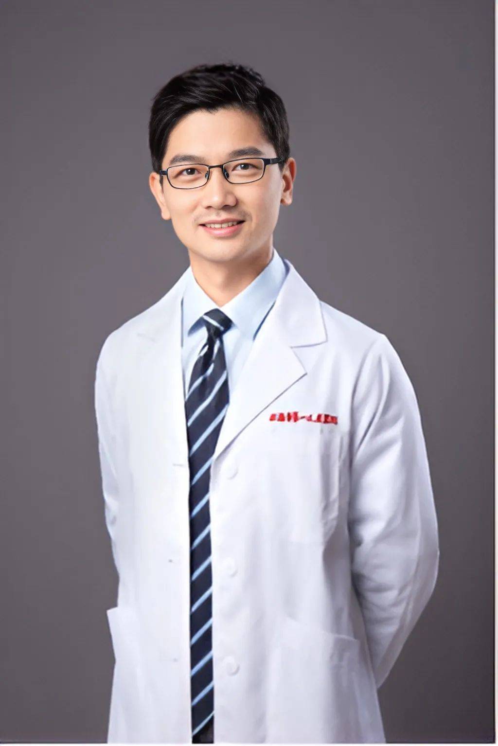 黄威   复旦大学医学博士,胸外科主任医师,副教授加拿大多伦多总院肺