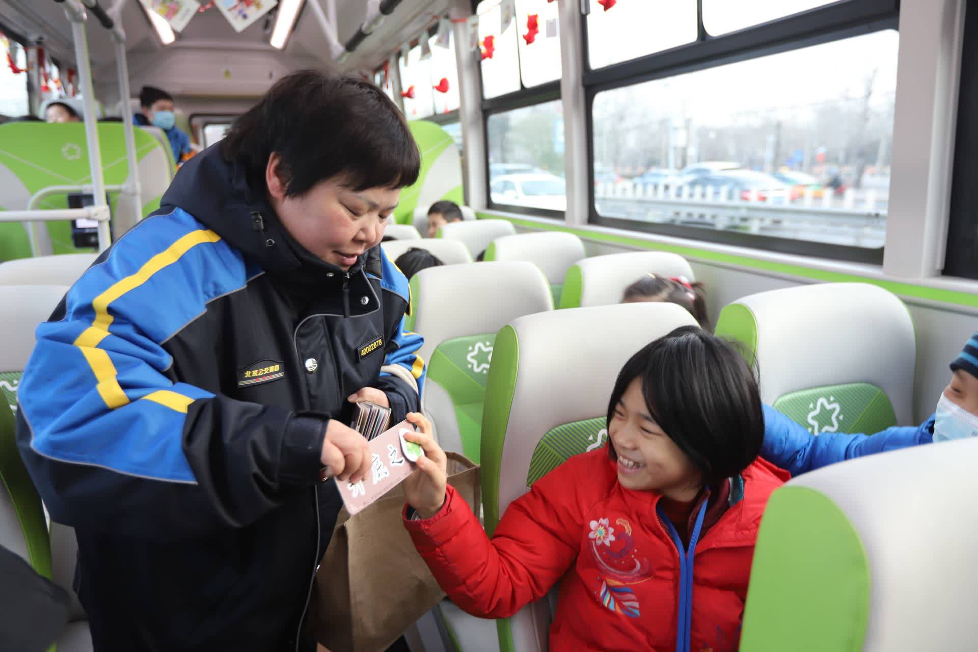 为了鼓励大家养成良好习惯,杨亚男特意制作了五颜六色的"积分卡".